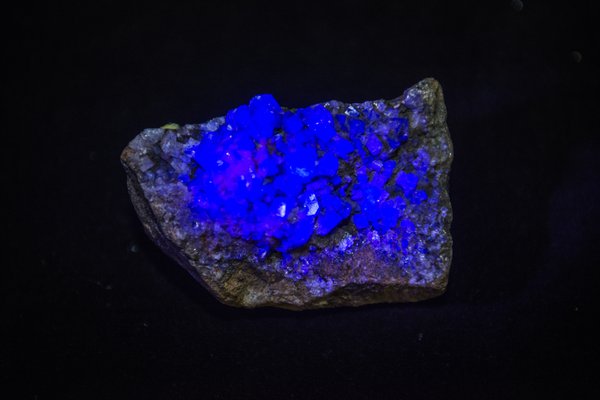 Long-wave fluorescing minerals
